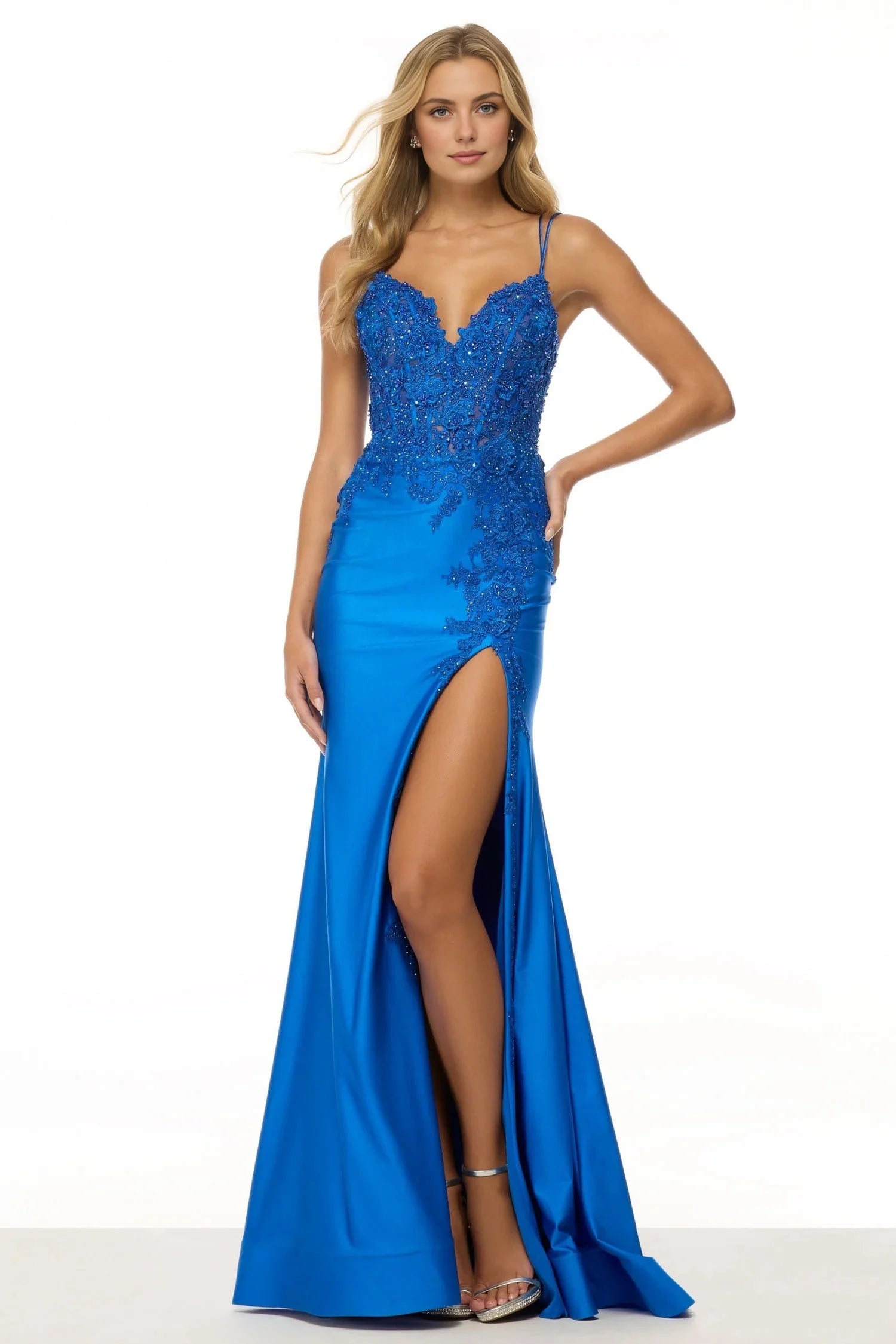 Robe Weitese en satin bleu roi, bretelles spaghetti, corsage détaillé en dentelle et robe de bal à fente haute spectaculaire